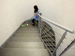 Apartman Temizliği Merdiven Silinmesi