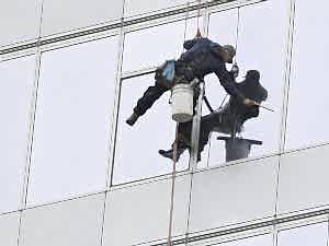 Güvenli ip kullanarak dış cephe için cam temizliği yapan personel