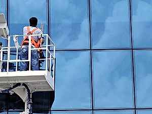 Personel dış cephe kısmında cam temizliği yapıyor.