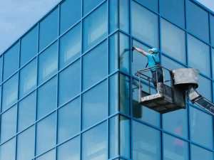 Dış cephe için cam temizliği yapan personel
