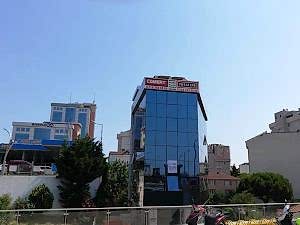 Dış cephe temizliği yapılmış cam bina